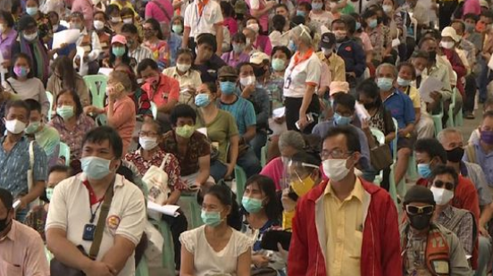 Ribuan Warga Thailand Antre Dapat Bansos Covid-19 Rp2,3 Juta